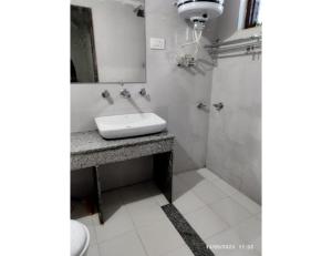 a bathroom with a sink and a shower at Hotel Royal sultan Resort, Pahalgam in Pahalgām