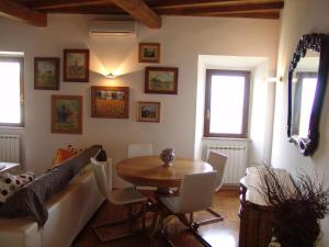 una sala de estar con una mesa y un sofá en 1927 Typical-House, en Soriano nel Cimino