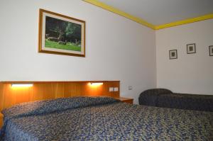 A bed or beds in a room at Hotel Stella Alpina