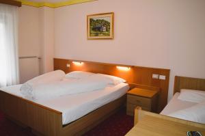 A bed or beds in a room at Hotel Stella Alpina
