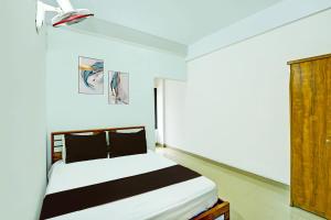 een slaapkamer met een bed en een raam bij Super OYO Blue Sky Apartment in Sultan Bathery