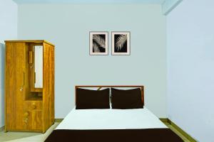 Säng eller sängar i ett rum på Super OYO Blue Sky Apartment
