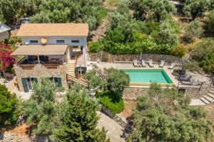 Bazén v ubytovaní Villa Cristina - Charming Villa with Stone and Wood Elements in Sivota Bay alebo v jeho blízkosti