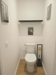 um banheiro com um vaso sanitário branco em um quarto em Studio Luxine - 2 personnes - Vue sur le Canal du Midi em Toulouse