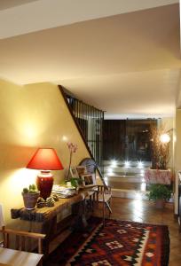 ペスココスタンツォにあるIl Peschioのリビングルーム(ランプと階段付きのテーブル付)