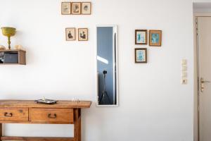 アサニオンにあるSerenity Boutique Suitesのテーブルと鏡付きの部屋
