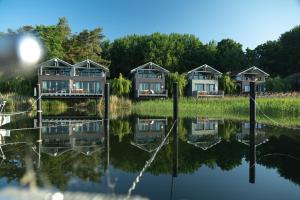 a row of houses on the water at Im-Jaich Naturoase Gustow in Gustow