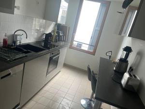 Η κουζίνα ή μικρή κουζίνα στο Appartement proche Stade de France Saint Denis