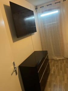 Μια τηλεόραση ή/και κέντρο ψυχαγωγίας στο Appartement proche Stade de France Saint Denis