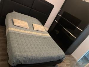 Ένα ή περισσότερα κρεβάτια σε δωμάτιο στο Appartement proche Stade de France Saint Denis