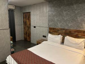 Postel nebo postele na pokoji v ubytování Aariv Inn BAGA BEACH