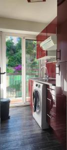 une cuisine avec une machine à laver et un évier dans l'établissement F1 - 8MIN DE LA PLAGE - 5MIN TRAMWAY, à Nice