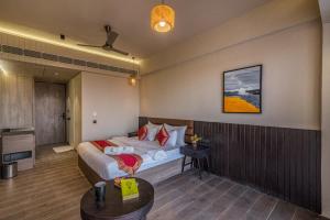 Habitación de hotel con cama y mesa en Wabi Sabi Resort, Igatpuri, en Igatpuri