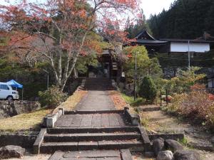 un conjunto de escaleras que conducen a un santuario en SORAMACHI - Vacation STAY 14338 en Takayama