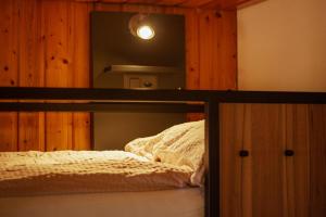 Rúm í herbergi á Eiger Lodge Easy