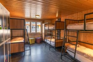 um quarto com um monte de beliches em Eiger Lodge Easy em Grindelwald