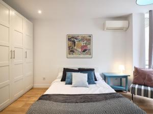 A bed or beds in a room at My City Home - Student Rooms in Moncloa
