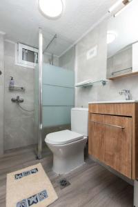 a bathroom with a toilet and a shower at Houseloft Horizon Seafront Pefkochori in Pefkohori