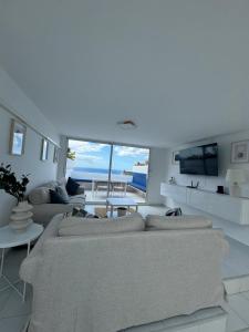 una sala de estar con sofás y vistas al océano. en CP Colony Club en Puerto del Carmen, en Puerto del Carmen