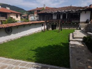a yard in front of a house at Къща за гости -Абаджиевата къща in Kotel