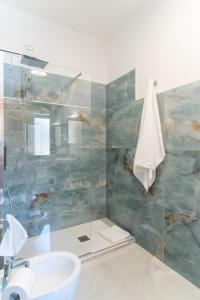 bagno con lavandino e doccia in vetro di B&B Torre Talao a Scalea Altre 37 foto