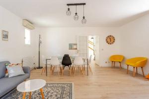 sala de estar con sofá, mesa y sillas en Maison de vacances Marseille en Marsella