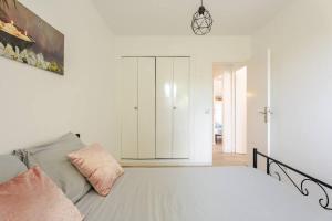 1 dormitorio con 1 cama blanca grande y armario en Maison de vacances Marseille en Marsella