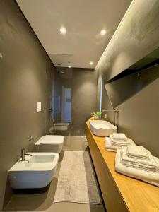 a bathroom with two sinks and two toilets at Residenza d'Artista al Conservatorio in Salerno