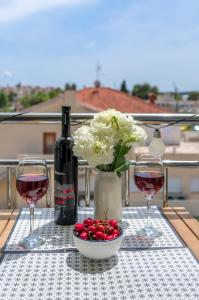 Nápoje v ubytovaní Trogir Downtown Apartments