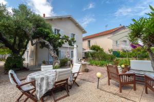 une terrasse avec une table et des chaises ainsi qu'une maison dans l'établissement Clos Victor spacieux 2 pièces, à Toulon
