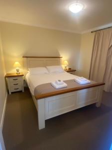 Un dormitorio con una cama con dos toallas encima. en Manyat Peak cottages Boobook, en Porongurup