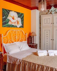 - une chambre avec un lit orné d'une peinture murale dans l'établissement Casa das Fontes, à Ponte da Barca
