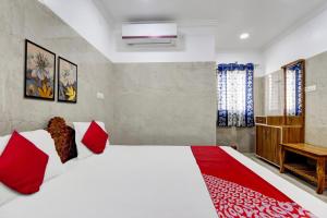 En eller flere senger på et rom på OYO Shilpakala Grand