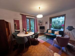 Televízia a/alebo spoločenská miestnosť v ubytovaní Ferienappartement Bellevue Wörthersee - privater Seezugang, Hunde auch herzlich willkommen