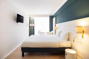 een hotelkamer met een bed en een tafel bij Hotel Louise in Brussel