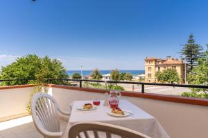 un tavolo con due bicchieri di vino sul balcone di B&B Torre Talao a Scalea