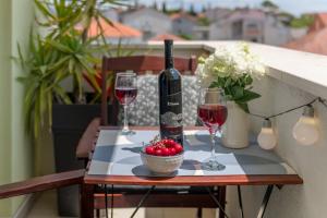 Nápoje v ubytovaní Trogir Downtown Apartments