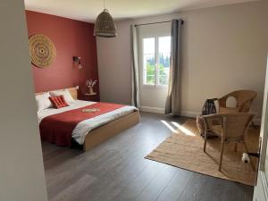 une chambre avec un lit et une fenêtre dans l'établissement Mas Provençale entre Avignon et St Remy de Provence, à Noves 64 autres photos