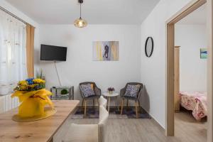 Televízia a/alebo spoločenská miestnosť v ubytovaní Apartment in Kraljevica 33071