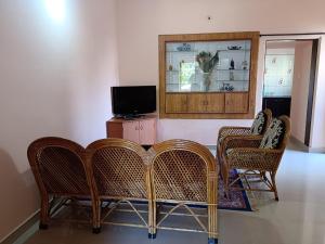 TV a/nebo společenská místnost v ubytování Guru Someshwara Cottage