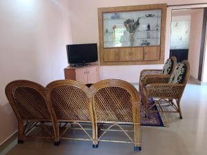 TV a/nebo společenská místnost v ubytování Guru Someshwara Cottage + 22 fotografií