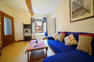 a living room with a blue couch and a table at Gest Short Rent Siena 3 in Siena