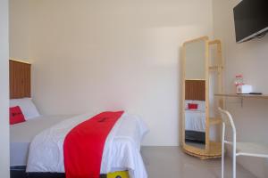 Postel nebo postele na pokoji v ubytování RedDoorz near Laweyan Gentan