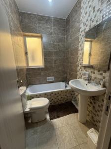 Koupelna v ubytování St Anglu Xaghra Family Stay - Lift and AC included