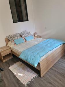 Cuxac-dʼAudeにあるAppartement rénové avec jardinのベッドルーム1室(大型ベッド1台、青いシーツ付)