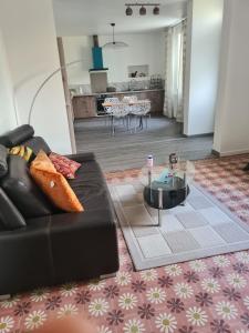 Cuxac-dʼAudeにあるAppartement rénové avec jardinのソファとテーブルのあるリビングルーム +12枚の写真