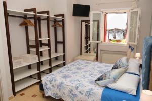 een slaapkamer met een bed en een boekenplank bij Suite Blue Laguna in Chioggia