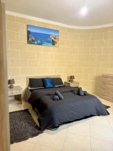 Postel nebo postele na pokoji v ubytování St Anglu Xaghra Family Stay - Lift and AC included