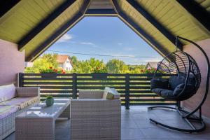 斯莫利亚纳茨Studios Aurelia的阳台设有带秋千和沙发的天井。
