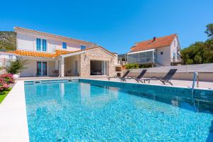 Ảnh trong thư viện ảnh của Villa Bohemica with Private Heated Pool ở Orebić